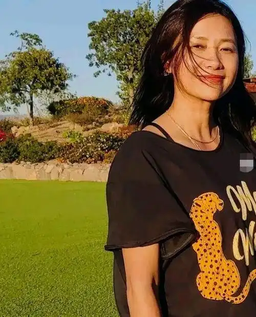 徐静蕾晒美国生活照,颜值在线美似少女,脸上洋溢着灿烂的笑容