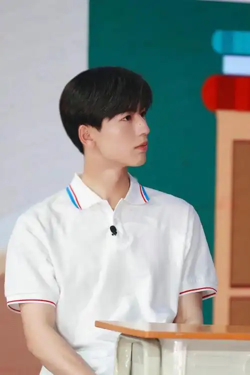 张凌赫天天向上校服造型##张凌赫天天向上