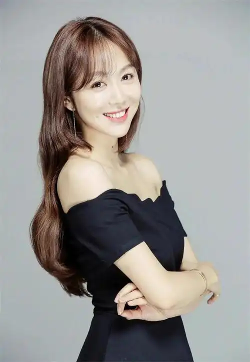 她就是"二胖"姜妍,一个被誉为"最美酒窝女孩"的年轻演员