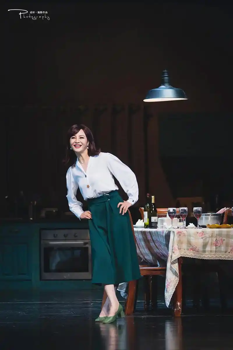 话剧《她们的秘密》演出剧照  主演:陶红 龚丽君  故事讲的 - 抖音