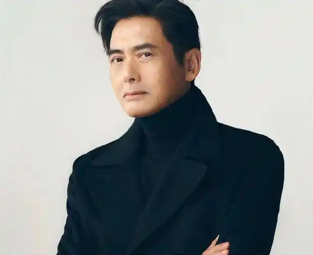 67岁周润发现身拍杂志,染黑头发状态年轻,身材健硕像个小伙子_网友