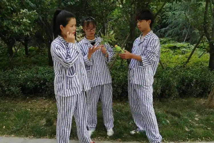 精神病去买水被俩女病人接连问钱去哪了精神病回答绝了