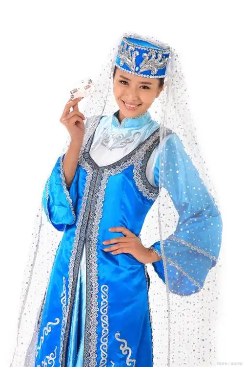 撒拉族的传统服饰,颜色鲜艳明快,富有民族特色.