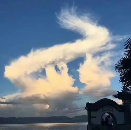 妙香佛国:大理天空现云龙
