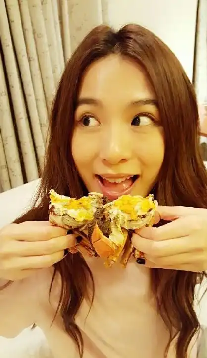 hebe新照容貌清纯似少女 吃大闸蟹表情可爱