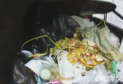 蚌埠火车站附近一单位食堂,厨余垃圾随意倾倒,城管将对其处罚!