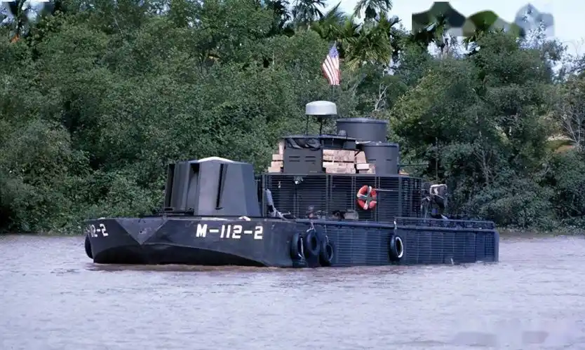 浅水炮舰的装甲防护结构基本延续装甲运兵船的设计,并得到进一步强化