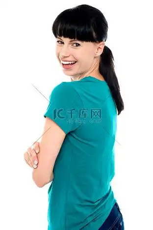 华丽迷人的女性转身看着相机