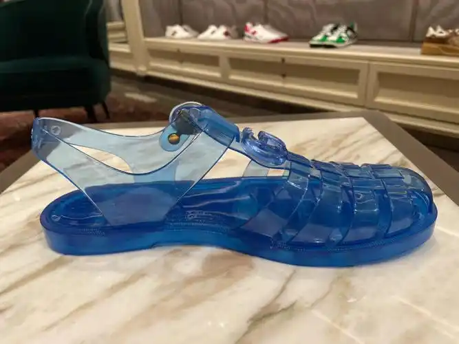 420欧的塑料鞋