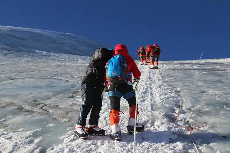 登顶人生第一座六千级雪山终极目标珠峰