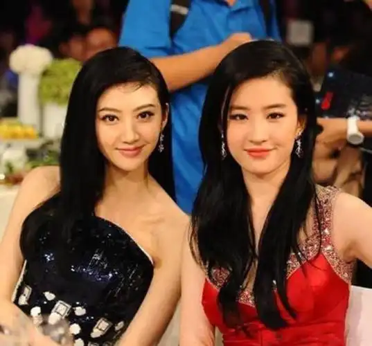 曾与神仙姐姐刘亦菲多次同框的景甜,出镜几乎次次都散发出超越天仙的