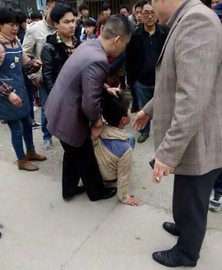 学生约架父亲"代为出战"当街狂殴另一方