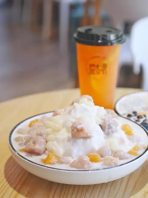 而我最喜欢的莫过于芋头芋圆绵绵冰了,糯糯的芋头,入口入口即化的冰沙