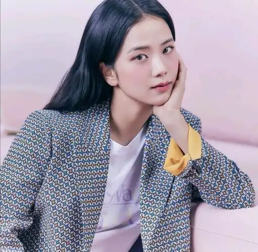 blackpink成员金智秀与itmichaa合作画板公开