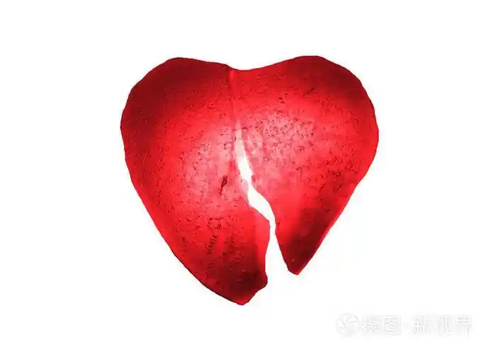 冰冻碎成半个红色的心形符号在白色背景上孤立的特写镜头.冰的质地.