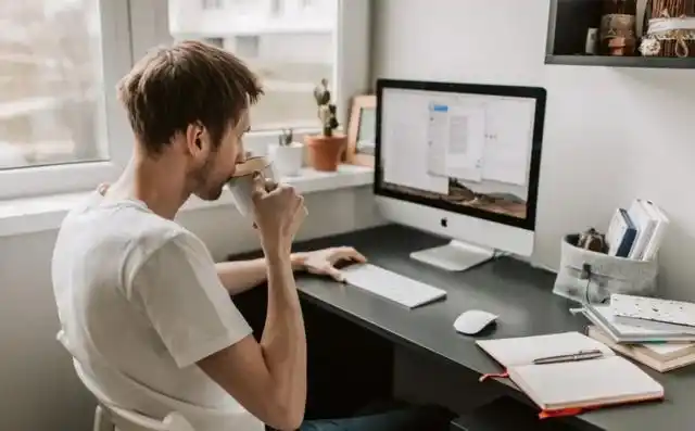 我们小学的时候,英语老师就告诉我们,上班的英文是go to work.