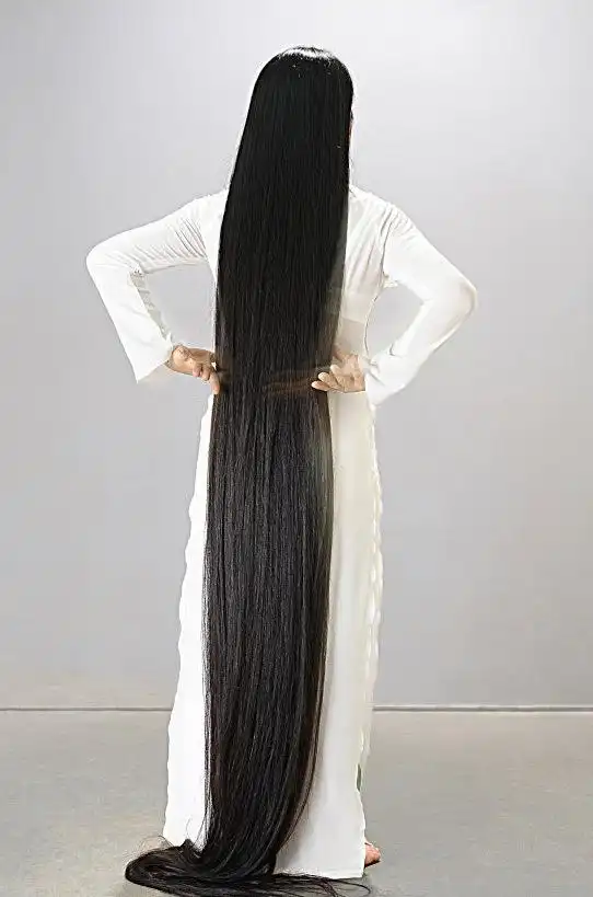 黄氏兰和她女儿的合影,她女儿也蓄发,只是比她的短一些.