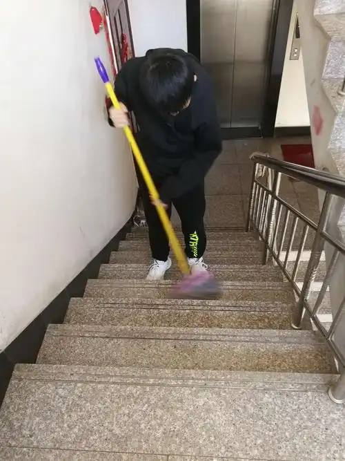 郭忠来十一月份社会实践活动 ——清扫楼道