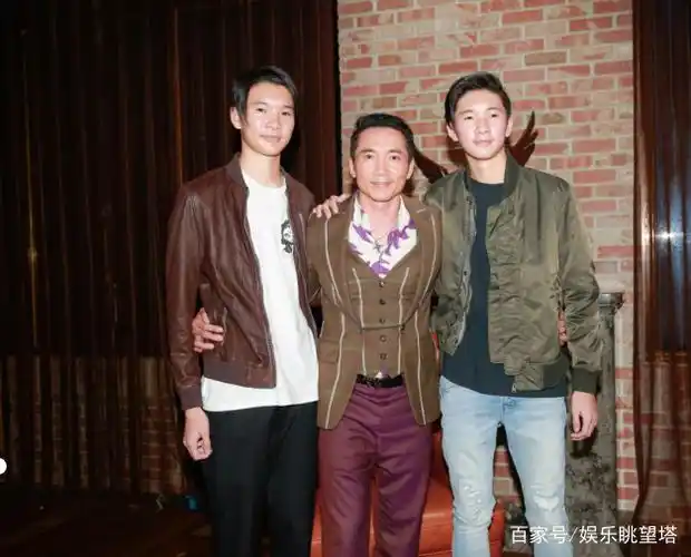 邹兆龙携两帅气儿子亮相,15岁身高超过老爸,无意进入娱乐圈