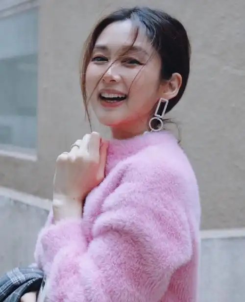 tvb花旦岑丽香宣布二胎喜讯晒温馨全家福和孕照纤细身材惹人羡