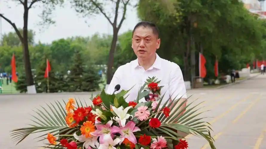 县委副书记,县长孙国文主持揭牌仪式,并希望青冈一中要牢牢抓住此次有