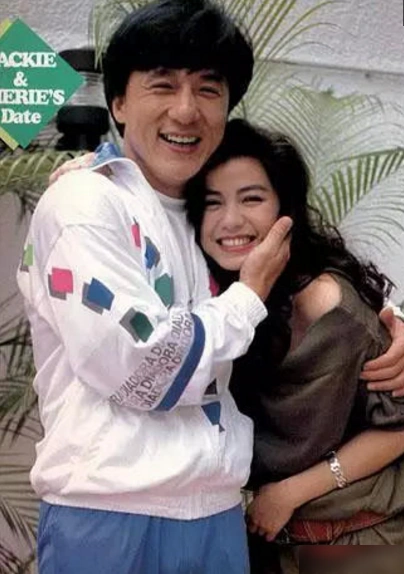 盘点娱乐圈曾和成龙合过影的女星:唯独对最后一位规规矩矩