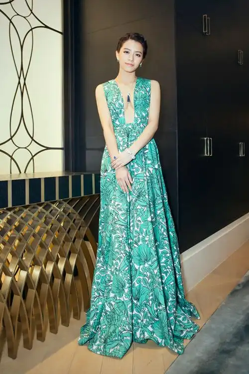 宋芸桦身穿礼服参加晚宴