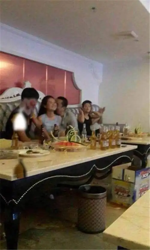 福建一法官在ktv搂抱亲吻陪酒女 已被停职调查