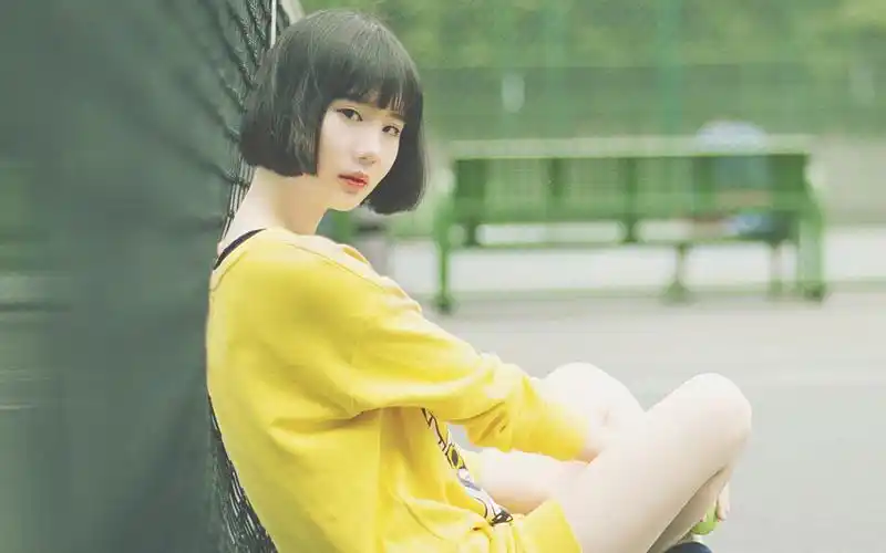 网球短发美女复古日系写真桌面壁纸