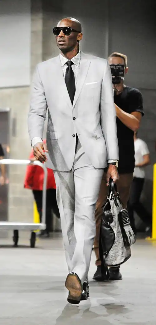 科比真是个细节控的男神,小到衣袖的长短,手巾袋内容物和西服的扣子他