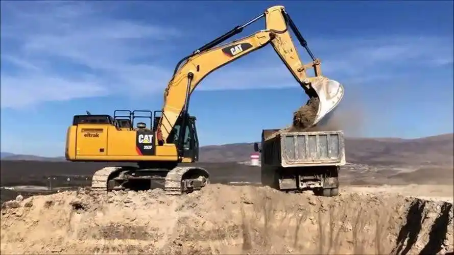 卡特352挖掘机伸出大长臂为渣土车装料_腾讯视频