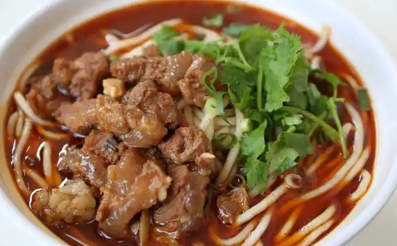 红烧羊肉面先卤羊肉后入面做出来的面条更入味