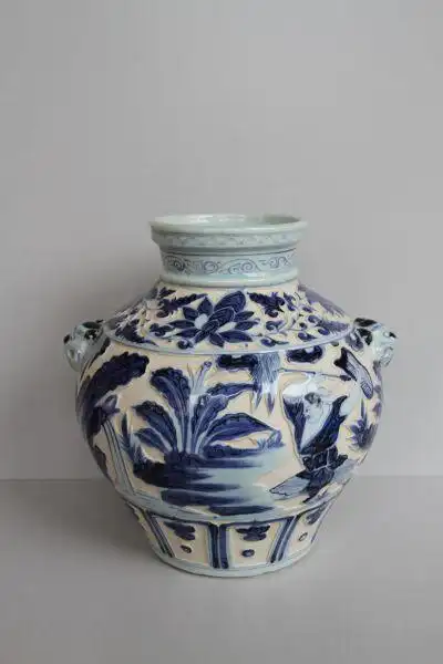 元青花剔地刻人物故事纹铺首罐