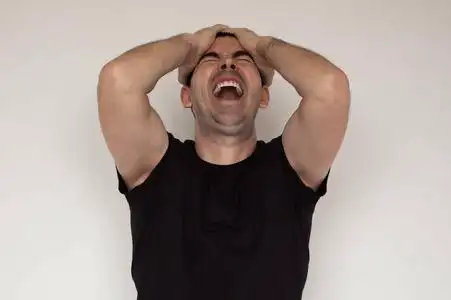 痛苦折磨的男人图片