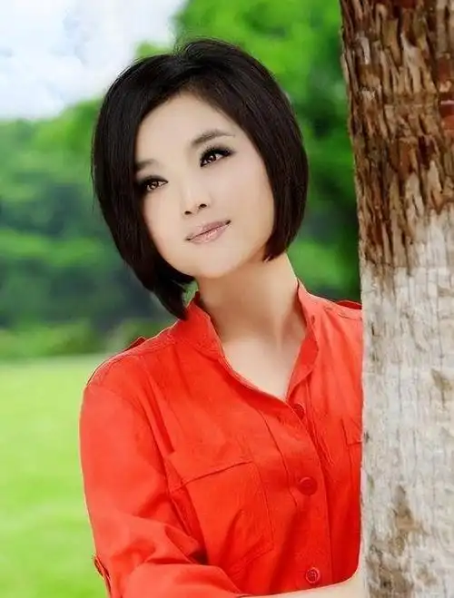 歌手白雪:巅峰时嫁给富豪,离婚后独自带娃,如今的她过得怎样?