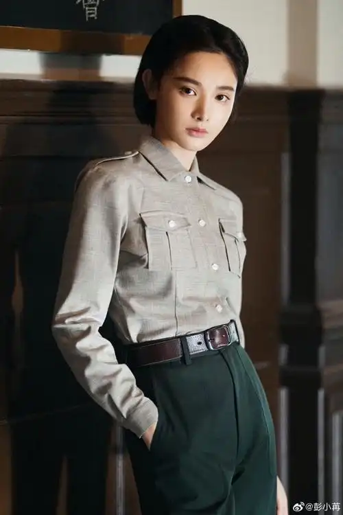 彭小苒干练短发爆改"老公姐" 打开新戏路