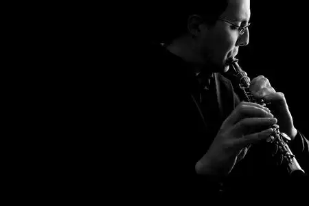 长笛演奏家黑色背景上吹长笛专业长笛演奏家音乐家照片