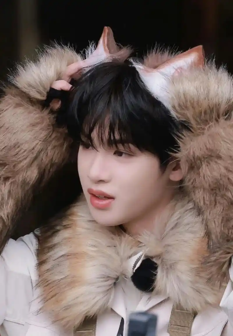 黄明昊justin 我听过很多只属于盛夏的蝉鸣 和恰好吹 - 抖音