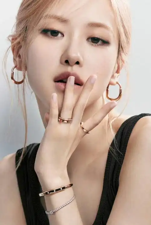 ros07[超话]#一个月内的4条全球campaign,朴彩英展现出了四种完全