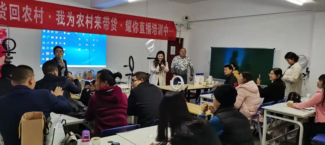 耀你新闻常宁市百余名村干部参与电商扶贫暨一村一主播直播带货培训
