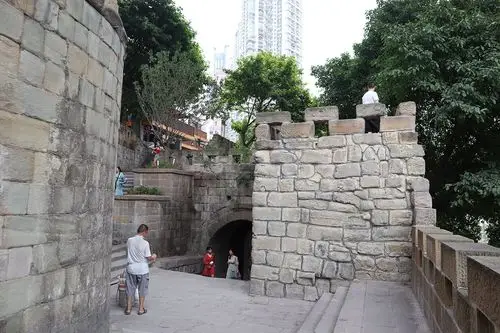 除了那具有代表性的东水门老城墙的一段作为重庆历史的见证更醒目地