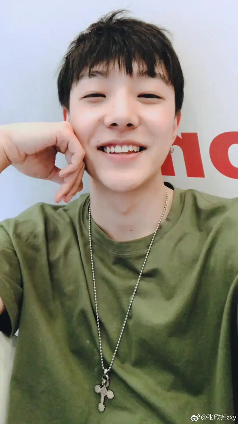 抖音男神张欣尧的笑容,你能抵抗到第几张?我猜第三张就不行了!