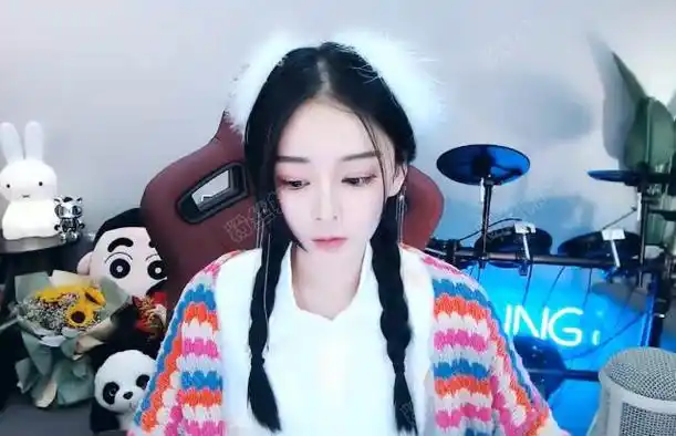 粉丝邦也看过鱼闪闪的直播,直播间的氛围很好,粉丝