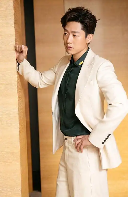 凌潇肃沉稳儒雅西装写真图片