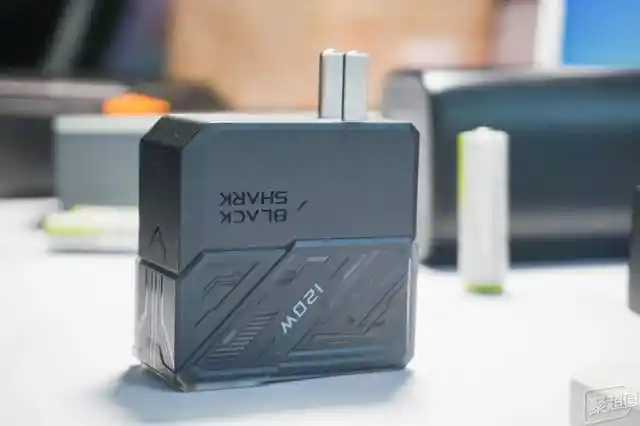 体验极速充电超炫机甲风黑鲨星流gan120w快充套装