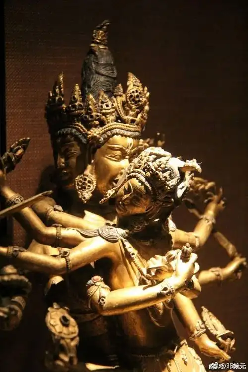 双身本尊俗称欢喜佛父体本尊明王拥抱的母体称明妃