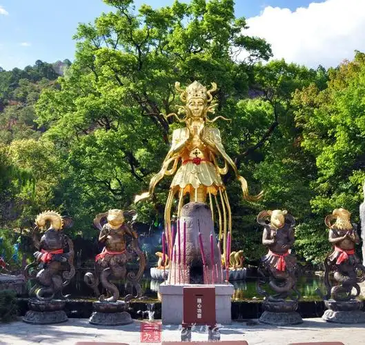 其形象上半身为头戴宝花的人体,下半身为盘绕的蛇体.祭自然神