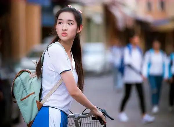 少年派里邓小琪的扮演者原来已经22岁剧中高傲戏外也很牛