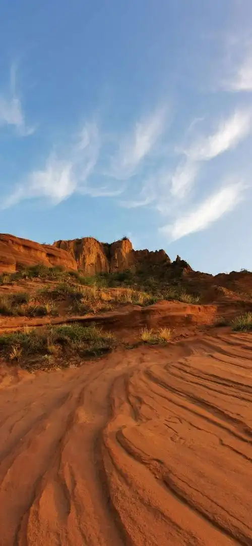 我走在黄土高坡,风从我身边刮过.白云像柔纱飘抚,黄土如浪花朵朵.