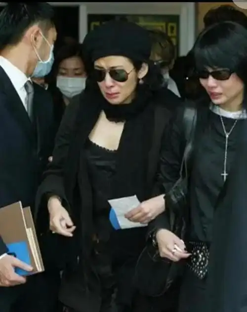 盘点明星最壕葬礼警车开道30万人送行水晶棺顶常人20年收入